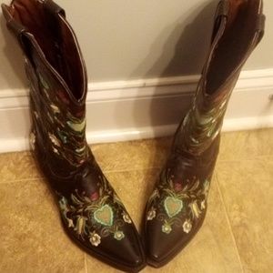 EUC Embroidery Cowgirl Soto Boots